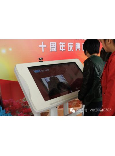 維博十年，感恩有您！ 伴隨著(zhù)慶典的鐘聲，十周年慶典順利拉開(kāi)帷幕！